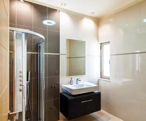 Luxury 6-bedroom With Private Pool- Prigipessa Villa La Canea