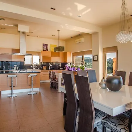 Luxury 6-bedroom With Private Pool- Prigipessa